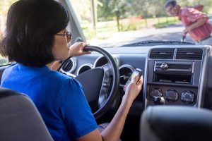 Woman-Driving-And-Texting-Hits-38130292